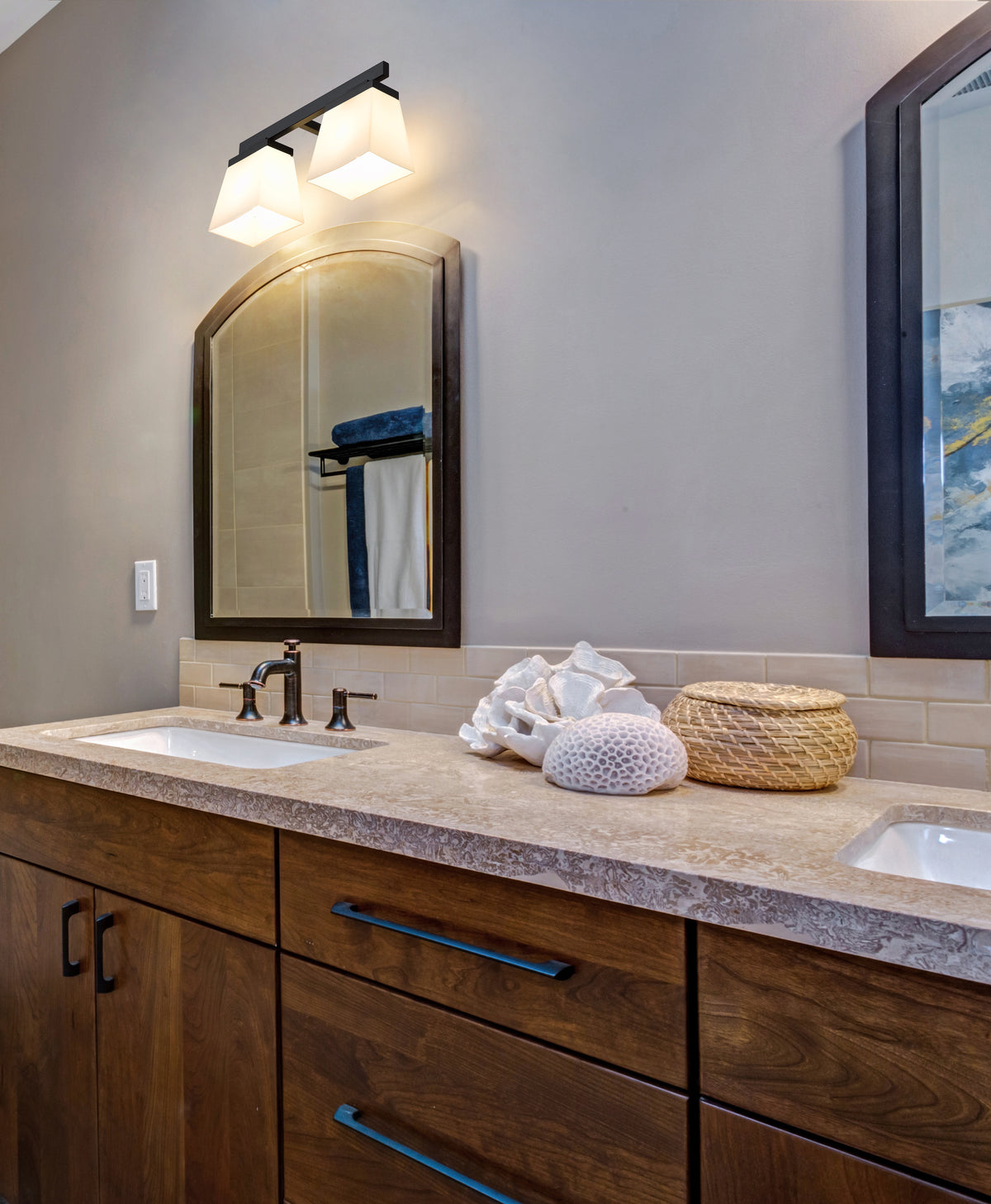 Astor 2 Light Vanity