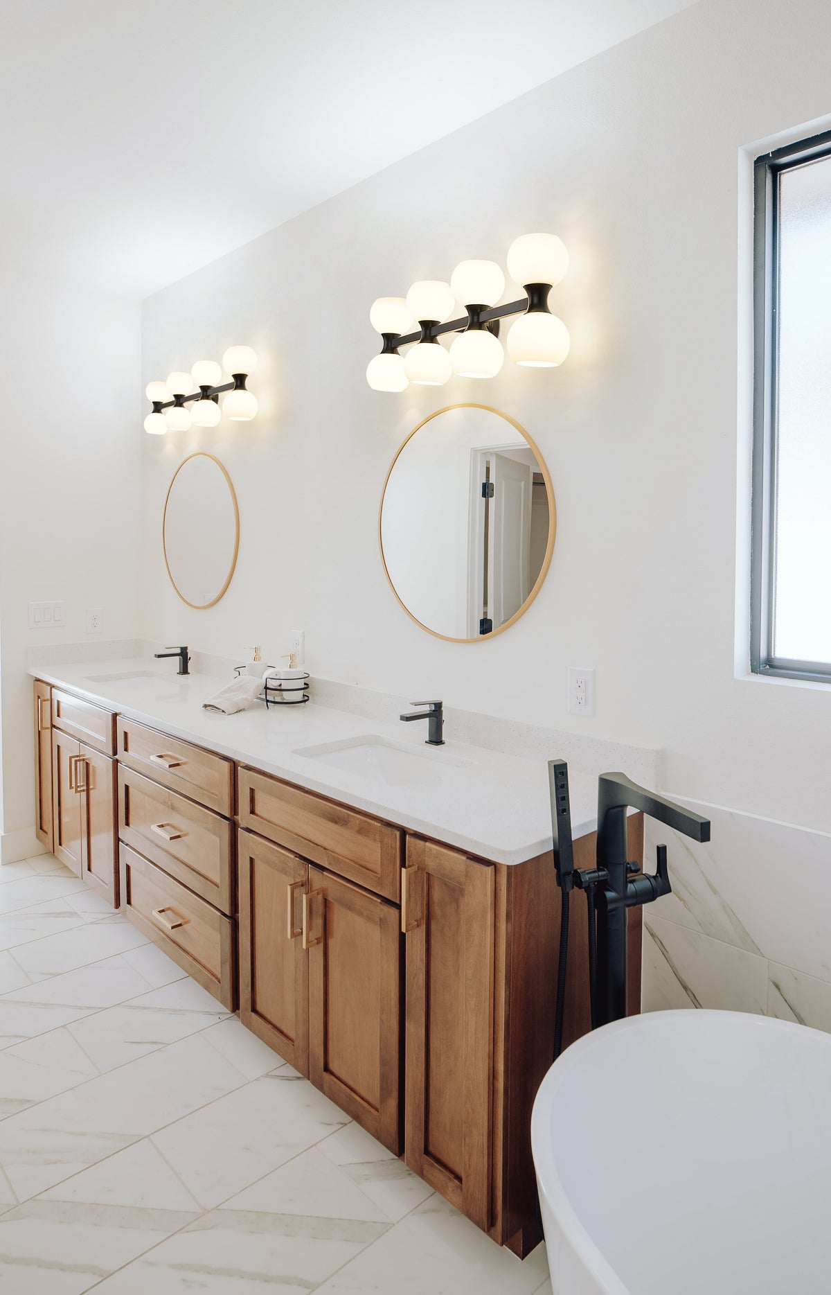 Artemis 8 Light Vanity