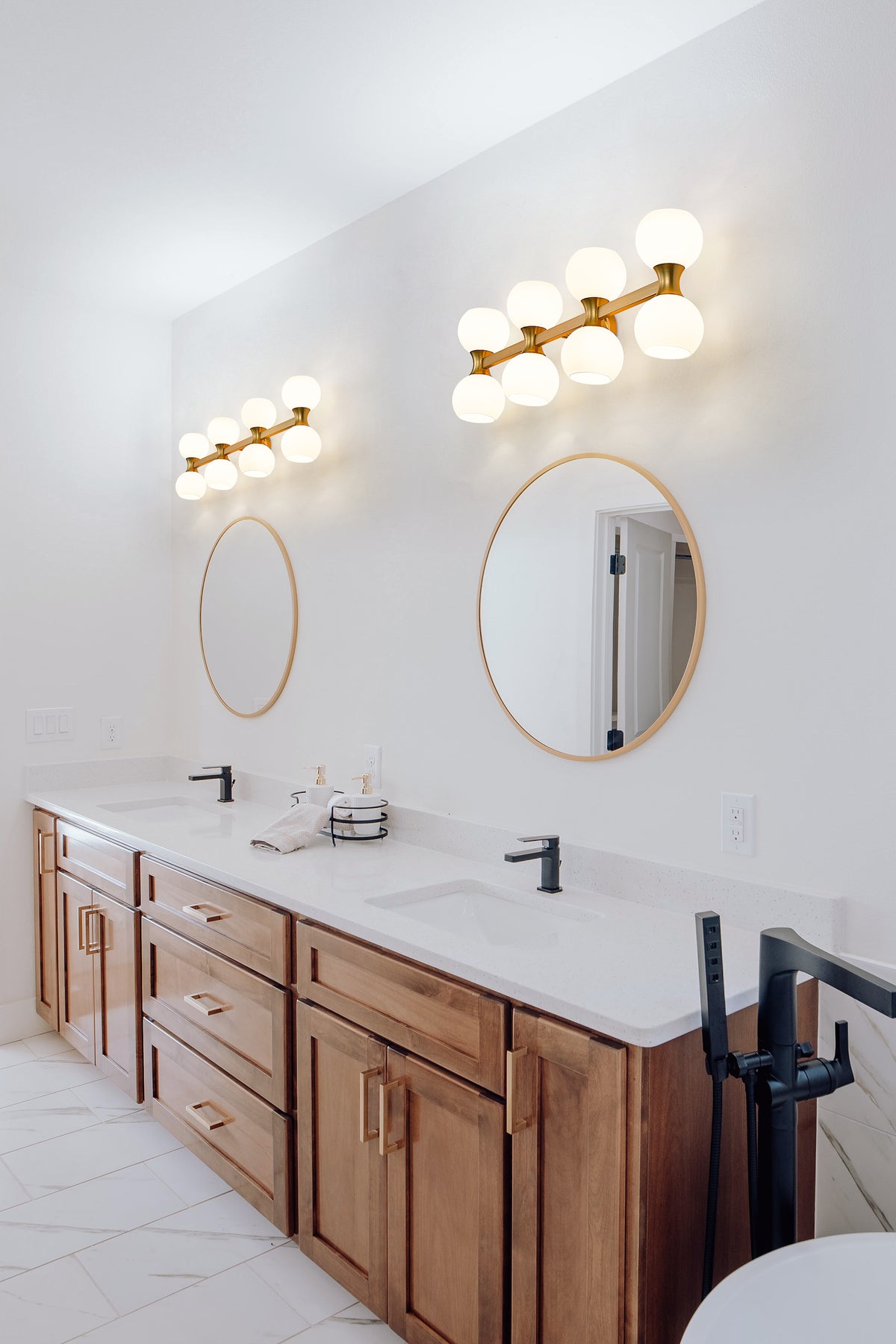 Artemis 8 Light Vanity