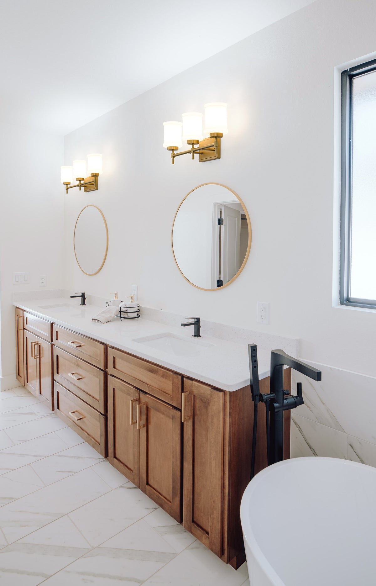 Cadoc 3 Light Vanity