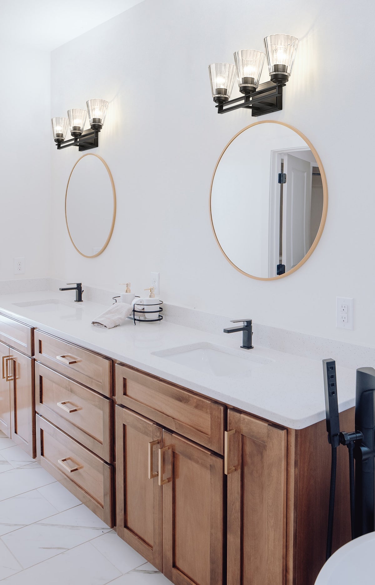 Lyna 3 Light Vanity 3 x 100W - Medium