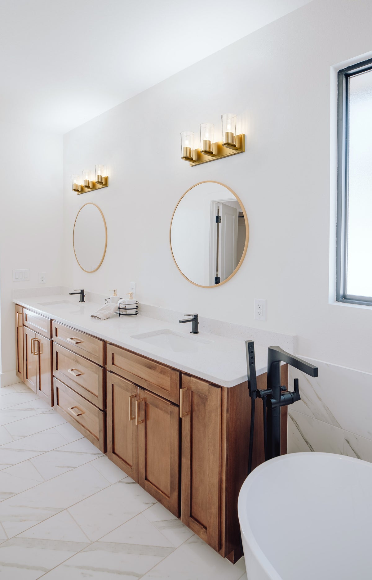 Titus 3 Light Vanity 3 x 60W - Medium