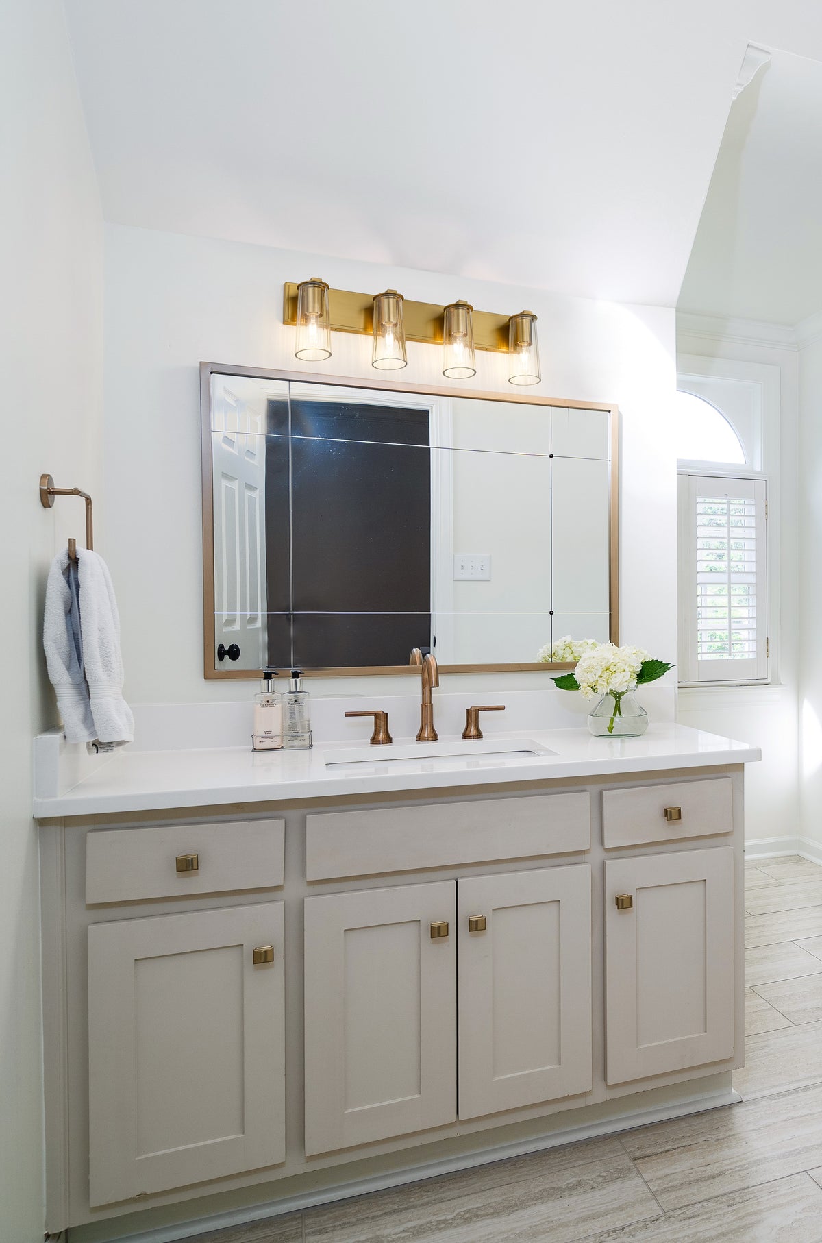 Titus 4 Light Vanity 4 x 60W - Medium