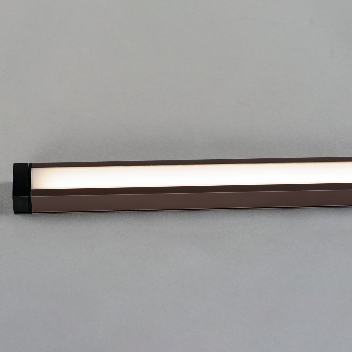 CounterMax 120V Slim 24" LED UC White Tunable