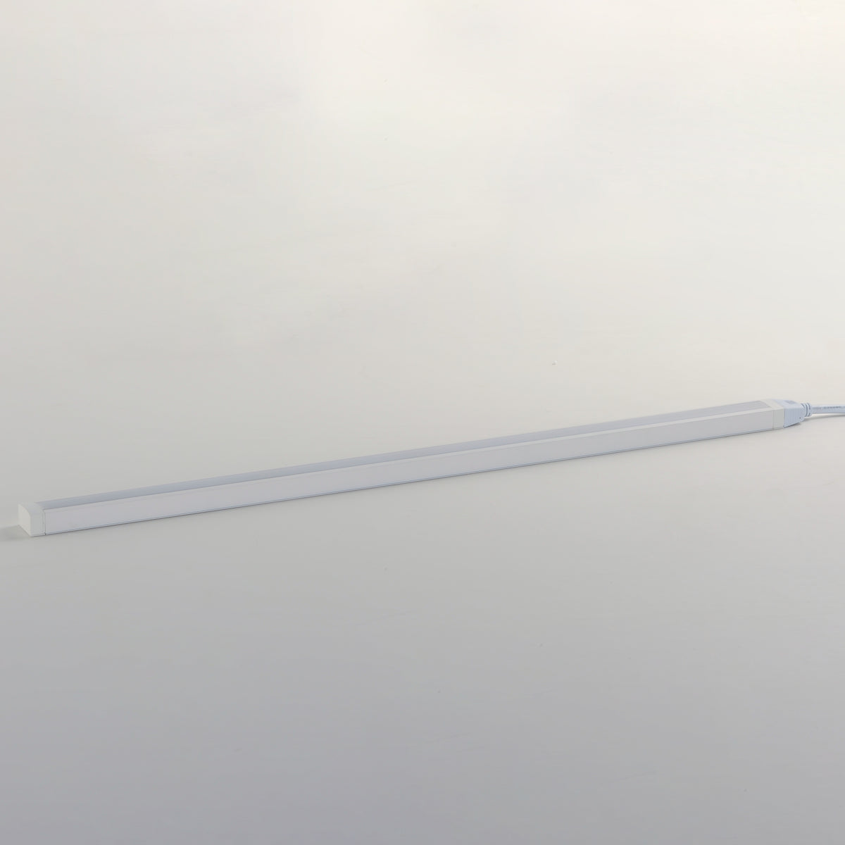 CounterMax 120V Slim 30" LED UC White Tunable