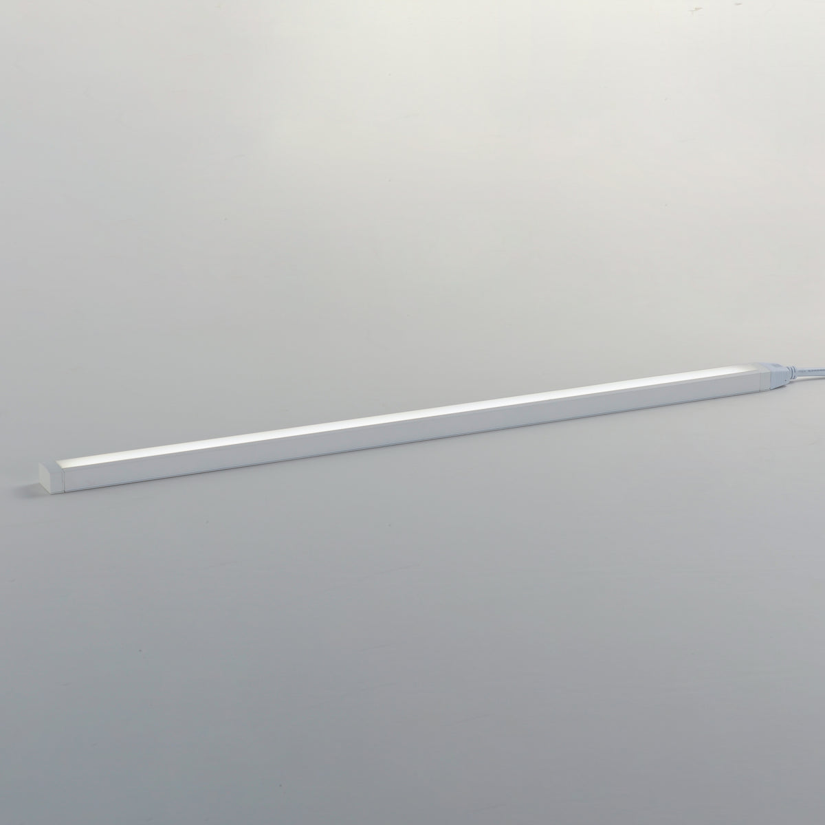 CounterMax 120V Slim 30" LED UC White Tunable