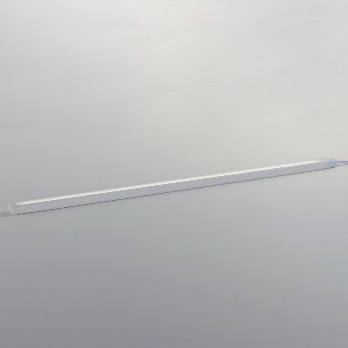 CounterMax 120V Slim 36" LED UC White Tunable